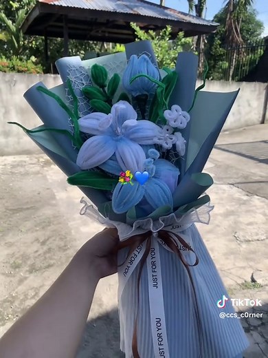 How to Create a Special Fuzzy Wire Bouquet