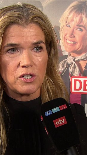 Vox Prominent! on Instagram: "Wie merkt man, wen Anke Engelke so gar nicht mag? 💥 Das verrät sie uns jetzt – und wie sie ihren ganz eigenen Weg gefunden hat, mit Kritik und Bewertungen umzugehen. Das komplette Interview jetzt auf RTL+ nachgucken! 🎥 👉 Wie reagiert ihr auf Kritik? #AnkeEngelke #prominent #promi #db #comedy #legende #magichnicht #kritik #bewertung"