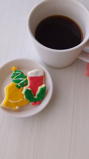 Morio’s Kitchen on Instagram: "【コーヒータイムを楽しむクリスマス・クッキー⽸】 「DRIP POD YOUBI」とは︖ プロのハンドドリップの抽出メカニズムを再現した"最⾼の⼀杯"が味わえる、UCCグループ独⾃のカプセル式コーヒーシステム「ドリップポッド」より、23年秋に発売したフラグシップモデル。 「ドリップポッド」によってひろがるコーヒーの世界を体感できる、美しいデザインと細かな抽出レシピのコントロールが可能なマシンです。 ✓どこでも気軽に持ち運べるキャリーハンドルが特徴的な⽇々の暮らしに寄り添う、⽤（使いやすさ）と美（⼼地よさ）にこだわったデザイン ✓アプリを使うことで、ワールドクラスのバリスタの抽出レシピを再現 #ＰＲ #ドリップポッド #drippodyoubi #うちれぴ"