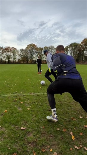 Pro vs. Creator — who blocks it cleaner? 🧤⚡️ Two styles. One goal: deny everything. 😤 🖤 And don’t forget: Black Week is on – up to 40% off in the T1TAN shop! 🖤 | T1TAN