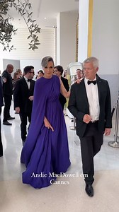 O roxo despontou no Globo de Ouro no início do ano, com nomes como Helen Mirren e Oprah Winfrey arrasando nos seus looks . Agora vemos a atriz americana Andie MacDowell (66) com um vestido roxo majestoso com capa de um ombro só de Elie Saab para a cerimônia de encerramento do 77º Festival de Cinema de Cannes, no sábado (25 de maio). Na sequência outros 2 looks da atriz no Festival de Cannes 2024. | Mother of the Bride