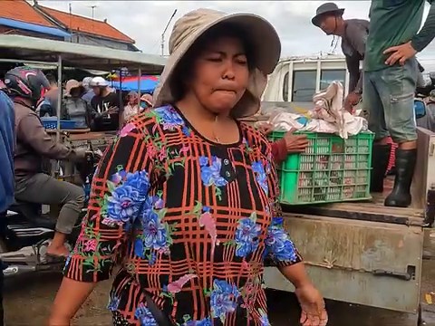Cambodia Wet Market is rich in small and large freshwater fish #fishing #market #vegetables #Cambodia #phnompenh #river #rorn #food #thailand #indonesia #usa #unitedstates #florida | Ros Rorn - រស់ រ៉ន