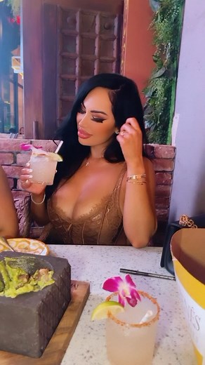 ✨𝑱 𝑬 𝑵 𝑵 • 𝑴 𝑨 𝑹 𝑰 𝑬 ✨ on Instagram: "𝒮𝓊𝓂𝓂ℯ𝓇 𝓃𝒾ℊ𝒽𝓉𝓈 🍹"