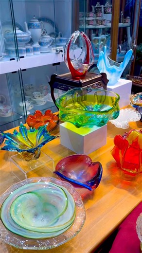 ✨ Art Glass Vases: Murano 🇮🇹 & Japan 🇯🇵 ✨Two iconic styles, one stunning collection. Bold Murano colors, serene Japanese craftsmanship — timeless pieces for your home #MomsFinestCollections #ArtGlass #MuranoGlass #JapaneseArtGlass #GlassVase #HomeDecorPH #CollectorsItem #VintageFinds #LuxuryHomeDecor #AuthenticItems | Mom's Finest Collections
