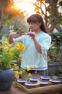 Compendium of Materia Medica records that Polygonum multiflorum has the effect of blackening hair. We use traditional technology to make Polygonum multiflorum shampoo soap. | Vadan Curtis