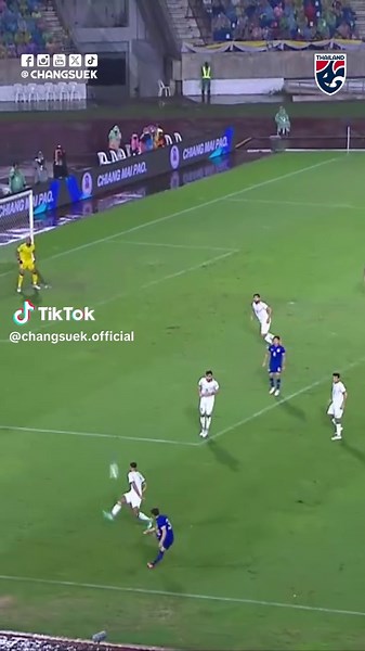 #ศึกพลิกชะตาศรัทธาเป็นเดิมพัน | อุ้ม แอสซิสต์ สู่ นิโก้ โหม่งเข้าประตู การประสานงานของ 2️⃣ กองหลังช้างศึก จนเป็นประตูสุดสวยของ ทีมชาติไทย 🇹🇭 ที่ได้ใจแฟนบอลแบบสุดๆ ⚽🎯 ​ อยากเห็นทั้งคู่ประสานงานใส่ เติร์กเมนิสถาน แบบนี้อีกหรือไม่ ?? ​ โปรแกรมการแข่งขันของทีมชาติไทย ในเดือนมีนาคม มีดังนี้ ​ 📌 เอเชียน คัพ 2027 รอบคัดเลือก กลุ่ม ดี นัดที่ 6 🇹🇭 ไทย พบ เติร์กเมนิสถาน 🇹🇲 🗓 วันที่ 31 มีนาคม 2569 ⏰ 19.30 น. 🏟 สนามราชมังคลากีฬาสถาน 🎫 ซื้อบัตรได้ที่ > http://bit.ly/4r4WKUp ​ 📺 ถ่ายทอดสดทาง TrueV