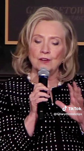 That’s Hillary in DC earlier this week 💅 #hillaryclinton #fyp #trending #georgetown #politcs #baddie