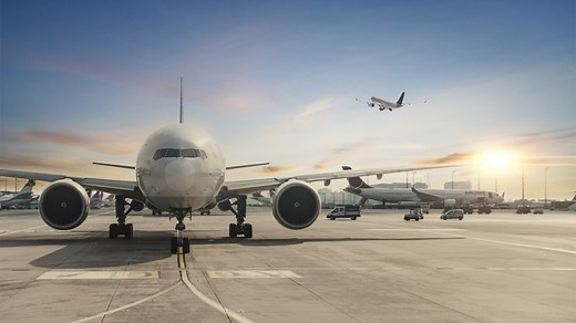 United Airlines CEO 'strongly considering' making COVID vaccines mandatory for employees