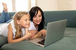 VIDEO Copiii pe internet: riscuri și oportunități, identitatea personală, competențele digitale necesare pentru siguranță în mediul online – emisiune de consiliere școlară la Teleșcoala