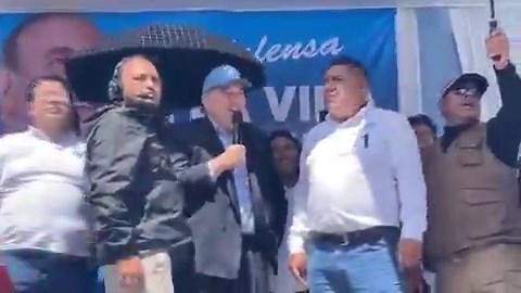 RT @Paulinopilco: Apurímac: pobladores de Andahuaylas recibieron con huevos al candidato Rafael López. Mientras que este se despachó con in…