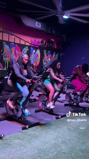 Can we all just agree that spin/cycling is the best form of cardio? 😂💕 Would you try a spin class? Also I love when my girl Eryn comes to class the energy is always 100/10!🔥 P.S You don't hate cardio you just haven't found what works for you! #cardio #spinclass #cycling #gymbabe
