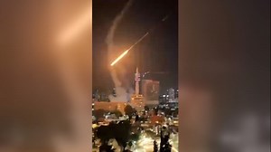 El momento en que un misil iraní impacta en el centro de Tel Aviv