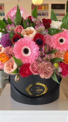 Composed of an assorment of flowers. Marie Antoinette Assorti Box. Fast delivery in Rio Grande Valley! | Fleurs Lumiere