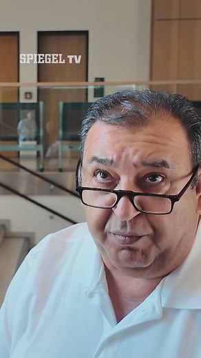 In Bochum sitzt die Großfamilie Gomann vor Gericht. Patrizia und ihr Vater Alfred Stefan stehen im Zentrum von Vorwürfen: opulente Feier, fragwürdige Einkünfte und staatliche Hilfen, die Bürgerinnen und Bürger zweifeln lassen. Kein Witz, oder? 🎞️ https://youtu.be/VJHdLOT5y8E #goman #sozialbetrug #spiegeltv | SPIEGEL.TV