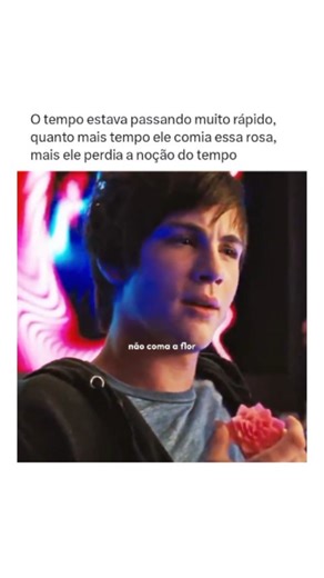 SEM SPOILER on Instagram: "Percy Jackson e o Ladrão de Raios acompanha Percy, um adolescente que sempre se sentiu deslocado até descobrir que é, na verdade, um semideus — filho de Poseidon. Sua vida muda quando o raio-mestre de Zeus é roubado e ele se torna o principal suspeito. Para provar sua inocência e evitar uma guerra entre os deuses, Percy parte em uma jornada ao lado de seus amigos Annabeth e Grover. Pelo caminho, enfrenta monstros, desvenda mistérios do Olimpo e começa a compreender seu