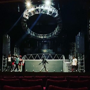 49K views · 1.1K reactions | Old school cuz  do you know what, singing and dancing to one of my fav songs of all time in rehearsals whilst all the Thriller legends and cast are watching is making me buuuuzzz. Bring it on. This isn’t even dress or lights rehearsal. Get your tickets, I won’t disappoint I promise. Starting dec 10th at the Lyric Theatre London. @haydonmusic @dykey27 @florivaldomossi @pbond91 | Peter Andre | Facebook