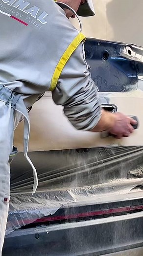 Car Body Sanding Techniques in Workshop