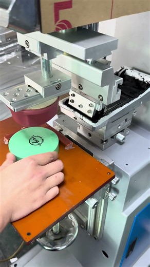 Cosmetic bottle cap pad printing machine, plastic bottle cap screen printing machine丝印机，移印机，丝网印刷机厂家