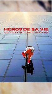 Le terrible accident d’escalade d’Alain Robert 😱 En 1982, Alain Robert, grimpeur français de haut niveau, chute et se brise les deux poignets. Son chirurgien affirme n’avoir jamais vu de lésions aussi graves 😅 Pourtant, Alain refuse de perdre espoir. Porté par sa passion de l’escalade, il décide qu’il grimpera à nouveau. Deux ans plus tard, il retrouve un niveau encore plus élevé malgré son handicap. 🍿 Le documentaire “Héros de sa vie, Les clés de l’auto-guérison” est disponible dès maintenan