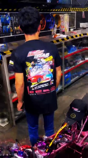 Teaser 2 : Official Merchandise Event : Perak Drag Racing Jamboree 2025 Dates : 18 & 19 Oct 2025 Time : 11am to 02am Venue : Silverlakes Village Outlet (North Village), Batu Gajah, Perak DR, Malaysia Limited stok, dpt kan di tapak acara atau secara online di TT Musc. Luncurr.. ! Link Pembelian Merchandise Eksklusif PDRJ secara online : https://vt.tiktok.com/ZSH7XxgoE8oJR-sbSp6/ Link utk Daftar Online : https://bit.ly/4hbvek7 Link ke Syarat Sporting Regulation : https://bit.ly/46Js7fC Link ke Sya