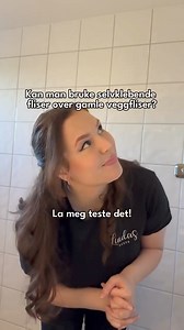 Gamle fliser? Null problem 😄 Våre selvklebende fliser kan enkelt klistres over eksisterende fliser - og vips så har du et nytt bad 🥳 | Lindas dekor