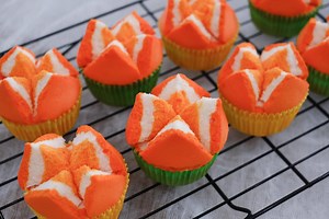 นุ่มมากกก #ขนมปุยฝ้าย ลูกส้มมงคล เตรียมพร้อมสำหรับตรุษจีนจ้า ขอบพระคุณสูตรดีๆ จาก ครูตุ้ม รัชกฤช ภวธราปิยการ มากนะคะ ส่วนผสมขนมปุยฝ้าย (ทำครึ่งสูตรของครูตุ้มค่ะ) ใช้พิมพ์3319 ได้ 12-13 ชิ้น -แป้งเค้กตราพัดโบก / Cake flour = 225g -ผงฟู / Baking powder = 1 ช้อนชา teaspoon -น้ำตาลทรายปั่นละเอียด / Caster sugar = 200g -น้ำเย็น / Cold water = 200 ml -เอส.พี / SP or Emulsifying agent = 8 g -ไข่ไก่เบอร์ 2 / Egg = จำนวน 1 ฟอง -กลิ่นมะลิ / Jusmine extract = 1/8 ช้อนชา teaspoon (ครึ่งนึงของ 1/4) -น้ำมะนาว