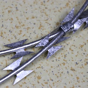 [Hot Item] Razor Wire Bracket Galvanized Steel Razor Sharp Wire Razor Wire Coils