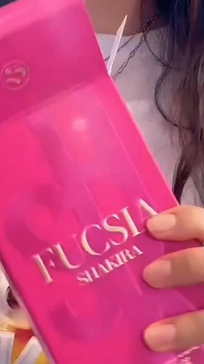 🌸✨ Perfume Fucsia by Shakira ✨🌸 El nuevo perfume fucsia de Shakira llega para encender la trilogía del color con una explosión de energía, libertad y feminidad. 💖 Inspirado en la fuerza interior, la confianza y el brillo que cada mujer lleva dentro, este aroma combina notas vibrantes y sensuales que reflejan el espíritu auténtico de Shakira. Después del rojo —la pasión—, el fucsia representa la energía y la alegría, una etapa llena de vida, ritmo y empoderamiento. 🌺💃 Una fragancia que invit