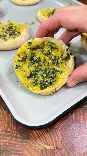 🍕 Mini pizzas, BIG flavor – these English Muffin Pizzas are the ultimate snack hack! 🥯🔥