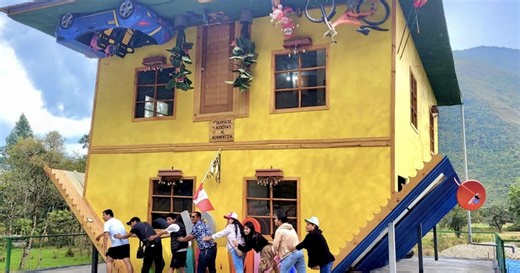 Las dos casas al revés del Perú: una está habitada y la otra no