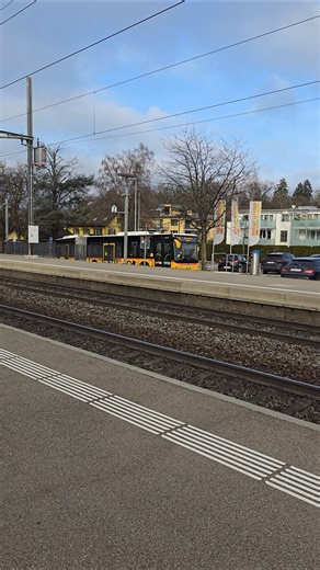 Postauto am Bahnhof Oberglattt Schweiz🇨🇭#postauto #bus #linienbus #travel #öv #shorts #yt
