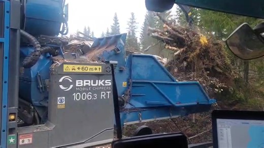 Chipping of forest ressidues in Finland. The 1006RT in action. Machine on swivel, machine could be fed from both rigth and left side. High performance Volvo Penta engine 800hp. Fed by a Kesla crane. Bruks Mobile Chippers state of the art Mobile Chippers | BRUKS Mobile