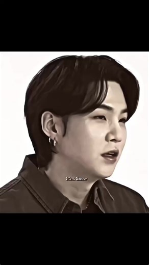 কে তুমি নন্দিনী? | Part-40 ‎রুমে ঢুকে ওড়না খাটের ওপর রেখে Y/n ওয়াশরুমে ঢুকে চোখে মুখে পানি দিয়ে বের হতেই দেখে ফোন বাজছে। Y/n তারাহুরো করে কল রিসিভ করে। ‎ ‎Suga: কতোবার কল করলাম নন্দিনী? কোথায় ছিলে? ‎ ‎Y/n: নানাভাইয়ের রুমে ছিলাম। ‎ ‎Suga: আমি রাস্তার পাশে দাঁড়িয়ে আছি। জলদি আসো। ‎ ‎Suga কল কেটে দেয়৷ Y/n ফোন রেখে ওড়না গলায় পেঁচিয়ে এক দৌড়ে বেরিয়ে যায়। বাড়ির সামনে বড় একটা বটগাছ আছে। সেখানেই গাড়িতে ঠেস দাঁড়িয়ে আছে Suga! হাতে ফোন। নজর ফোনের দিকে। কালো শার্ট সাদা জিন্স চুল গুলো আজকে একটু গোছালো লাগছে। স