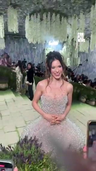 Olympian Eileen Gu’s #MetGala dress features 15,000 glass bubbles, took 2,550 hours to make, and blows actual bubbles. Designed by Iris van Herpen. Wow.