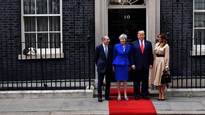 Feline photo-bomb is catnip for Twitter users | CNN