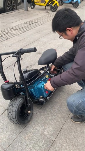 A mini-motorcycle—would you like to own one?#fouryou #tool #diy #toy #fyp