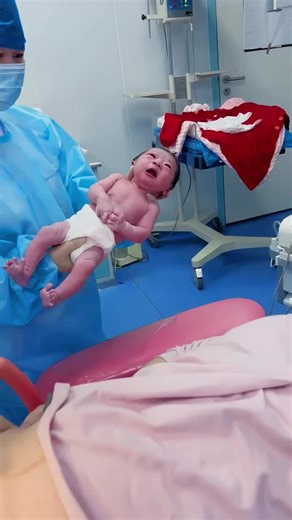 🇨🇳 生命的初绽伴随着一种超脱于感官的奇迹。尽管新生儿的视觉尚且模糊，肉体的大脑还未完全理解这个世界的逻辑，但当那小小的脸庞靠近母亲时，一种本能的、灵魂深处的安定感便会瞬间点燃。这种微妙的面部表情变化，是生命对母体温暖最原始、最纯粹的回应。 🇬🇧 The blooming of life is accompanied by a miracle that transcends the senses. Although a newborn's vision is blurred and the physical mind has yet to grasp the world's logic, a profound, instinctive sense of peace ignites the moment their small face draws near to their mother. This subtle shift in expression is the most primitive and pure response of life to the warmth o