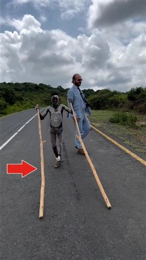 పాముల నుంచి రక్షణ కోసం ఇలా నడుస్తారు — Omo Valley Tribes