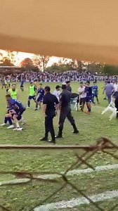 348K views · 1.7K reactions | Ya nadie respeta la decisión arbitral Ocurrió en una disputa de un encuentro deportivo en la localidad de Coronel Bogado entre los equipos de General Caballero y Juventud de la comunidad bogadense. Mal momentos pasaron los árbitros por parte de aficionados y jugadores que no acataron decisión. | NotiPress | Facebook