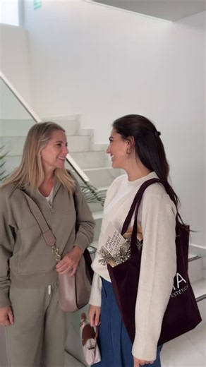 Ama Clínica Estética on Instagram: "✨ Cada vez falta menos ✨ Prepárate para el 2x1 en fillers y en otros tratamientos 💉 Etiqueta a quien te gustaría acompañar para lucir radiantes esta Navidad 🎄 #christmasglowseason #2x1 #glowup #elregaloperfecto #clínicaestética"