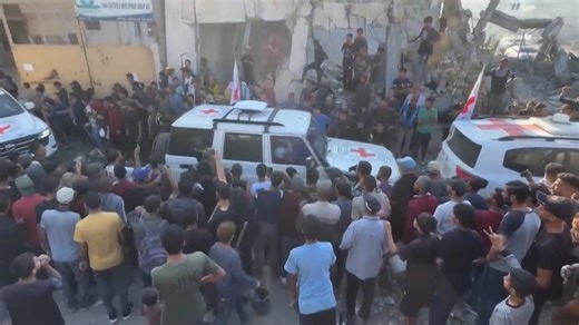 Gijzelaars rijden weg in jeeps van Rode Kruis | VRT NWS