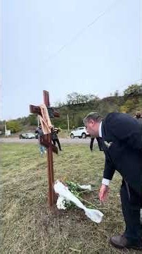O cruce de lemn, un loc al memoriei și un apel pentru ridicarea unui monument.