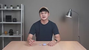 【24bit 是什麼意思？ 數位宇宙 超專業開箱幫你解惑！】 這代 Galaxy Buds2 Pro 是三星最強耳機？ SSC、24bit、IPX7…一堆術語聽得霧煞煞？ 放心！看過這集數位宇宙超貼心的專業開箱， 耳機所有細節全掌握，一處都不放過😎 （請記得開啟CC字幕唷） 首先 #最潮的全新藍牙編碼 Samsung Seamless Codec (SSC) 將取樣率提升至 24bit，兼顧音質與穩定性的同時 帶來 #更寬廣的動態範圍 ✨ 👉音樂大小聲變化更明顯、生動啦～ 而且更強化了 #360度環繞音訊 與 #高訊噪比三麥克風 👉音場更立體，在家追劇也有劇院級享受～ 此外防塵防水達 IPX7 #無論晴雨都能持續播放 😉 還有最實用的 SmartThings Find 功能 👉即使耳機脫離充電盒或是完全沒電 都可以定位出最後使用地點！ p.s. Galaxy Buds2 Pro 除了很好用、外觀也好可愛！ 數位宇宙的陳五覺得精靈紫配色看起來像哪種飲料～？ 快看影片告訴星編答案💜💜💜 #GalaxyBuds2Pro #原音重現極致聲動 | Samsung