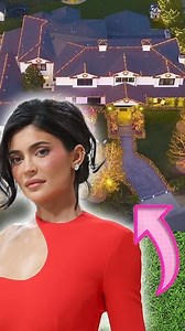 Kylie Jenner’s Christmas house tour for December 2025 is going viral — and fans can’t stop talking about the vibe shift. Her Hidden Hills mansion is decked out in oversized flocked trees, glowing white lights, and sleek, minimalist holiday decor that feels more luxury hotel than family chaos. Many fans say Kylie’s Christmas aesthetic looks more mature, more controlled, and more intentional than ever before. It’s a quiet flex — and it’s dominating the algorithm. 🎄 Would you decorate like Kylie, 