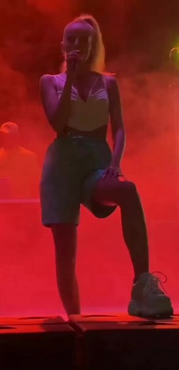 ❤👑 KRÁĽOVNÁ 👑❤ @simonahegerova.official #prázdniny #fanpage #sima #siminzivot #koncertnášživot #koncert #fyp #siminkoncert #queen #našaqueen #zemplínskašírava video by @khtkarin 💖