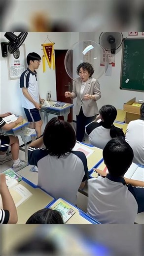 El bromista del fondo vs la profesora de inglés😂