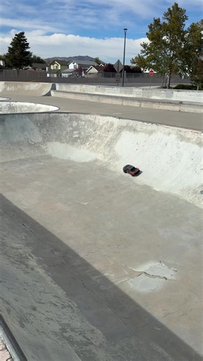 Dose Turing the whole controller make the car rotate on the jump? #traxxas #skate #bashing #rc #raptor