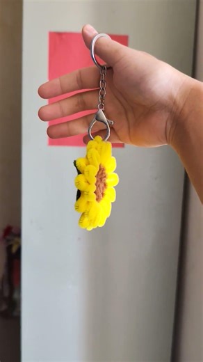 DIY sunflower keychain 🌻 #pipecleanercrafts
