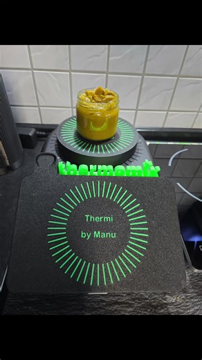 Gemüsepaste selbstgemacht Benutzt ihr noch Gemüsesuppenwürfel oder Gemüsebrühe Instant Pulver? Ich mache mir das aus frischen Gemüse einfach selber und friere es im Glas ein. Aufgrund des Salzgehaltes ist die Paste auch im gefrorenen Zustand immer entnehmbar. Man kann sie auch in Eiswürfelbehälter portionsweise einfrieren. #gewürze #brühe #thermibymanu #thermomix #TM7