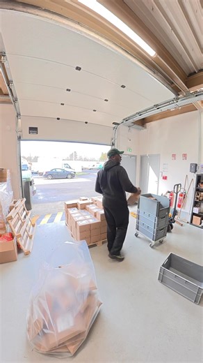 Que se passe-t-il vraiment quand vos clients commandent sur votre site ? 👀 Entre picking, préparation de commandes et palettisation pour la remise aux transporteurs… découvrez notre quotidien, aux côtés de Prince (qu’on ne présente plus 😉). Vous souhaitez vous concentrer sur la croissance de votre e-commerce en déléguant votre logistique ? 👉 Contactez-nous en DM pour échanger sur vos besoins #logistiqueecommerce #fyp #pourtoi -